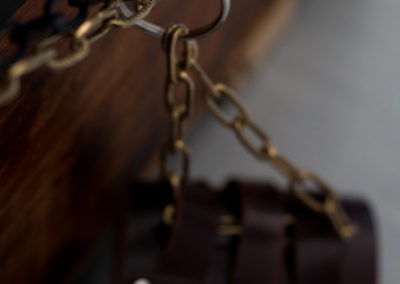 Photographie du bracelet en cuir relié à la malle de l'énigme éphémère le "trésor de Pedrosa" de fug game live escape Besançon